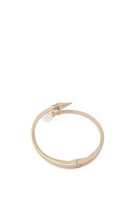 Bracelet jonc en métal doré avec une extrémité pointue et un accent de perle ronde. Surface lisse avec une légère courbe et un design ouvert.