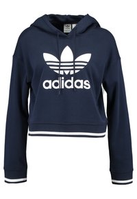 Námořnický modrý zkrácený svetr s kapucí, s bílým logem Adidas, s kapucí na šňůrku a s bílými proužky s žebrováním na lemu a manžetách rukávů.