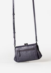 Piccola borsa a tracolla in pelle viola con tasca con zip, chiusura a scatto e tracolla regolabile. Texture liscia con minimi dettagli hardware.