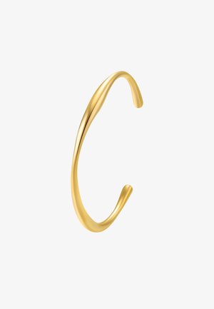 Open, vloeiend gebogen gouden cuffarmband met een gepolijste, glanzende afwerking.