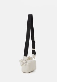 Tommy Jeans BOLD CAMERA BAG - Bandolera - offwhite