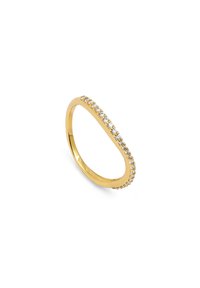 Goldring mit einem schlanken Band und einer Reihe klarer Steine auf einer Seite, die einen dezenten Glanz und eine glatte Oberfläche erzeugen.