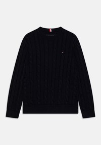 Maglione nero a maglia treccia con scollatura rotonda e polsini a costine, caratterizzato da un piccolo logo integrato in rosso, bianco e blu sul petto.