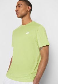 Nike Sportswear CLUB TEE - Navadna majica - vivid green
