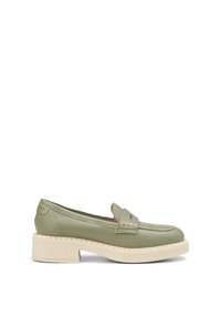 Mocassin en cuir vert olive avec semelle épaisse blanc cassé et petit talon, présentant un détail de bride sur le dessus.