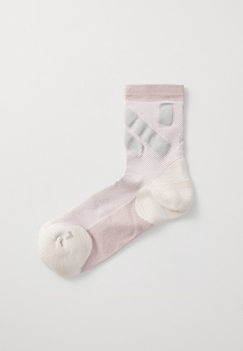 Calcetín rosa claro con un diseño texturizado, que presenta patrones geométricos grises, una punta reforzada y una sección del talón blanca.