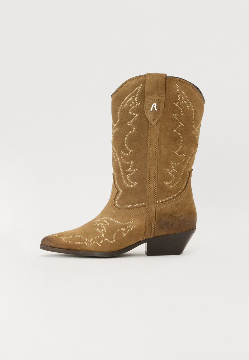 Brune semsket cowboystøvel med spiss tå, intrikate hvite sømmer og skrå hæl. Har dekorativt design på skaftet og toppmerke.