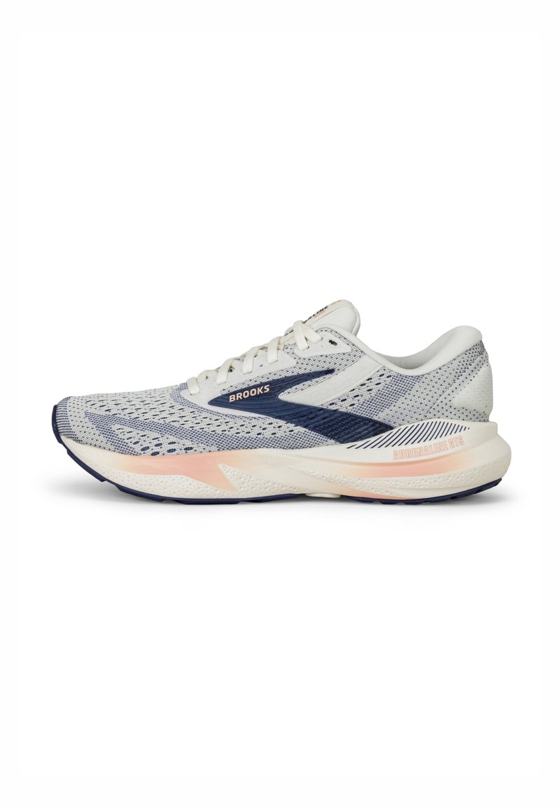 Chaussure de course pour homme avec tige en mesh blanc et marine, semelle matelassée avec accents roses, motif texturé et détail de logo sur le côté.