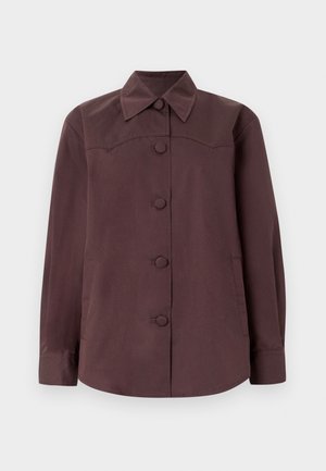 Veste-chemise à manches longues brun foncé avec col pointu et cinq boutons recouverts sur le devant, sur un fond clair.
