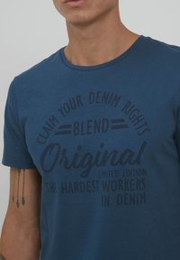 Blend MIKE - T-shirts med print - ensign blue
