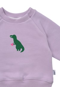 Hellblaues Sweatshirt mit einem grünen Dinosaurier-Motiv, der ein pinkes Herz hält, aus weichem Stoff gefertigt und mit geripptem Kragen und Bündchen.