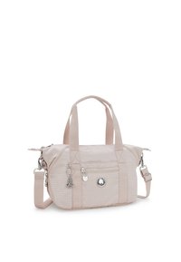 Ljusrosa handväska i texturerat tyg, med dubbla handtag i toppen, justerbar axelrem, metallhardware och dekorativ charm.