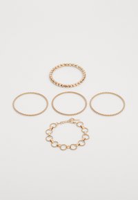 Set mit fünf goldtonierten Armbändern in verschiedenen Designs: ein gedrehtes, drei glatte Bänder und ein Kettengliederstil mit Verschluss.