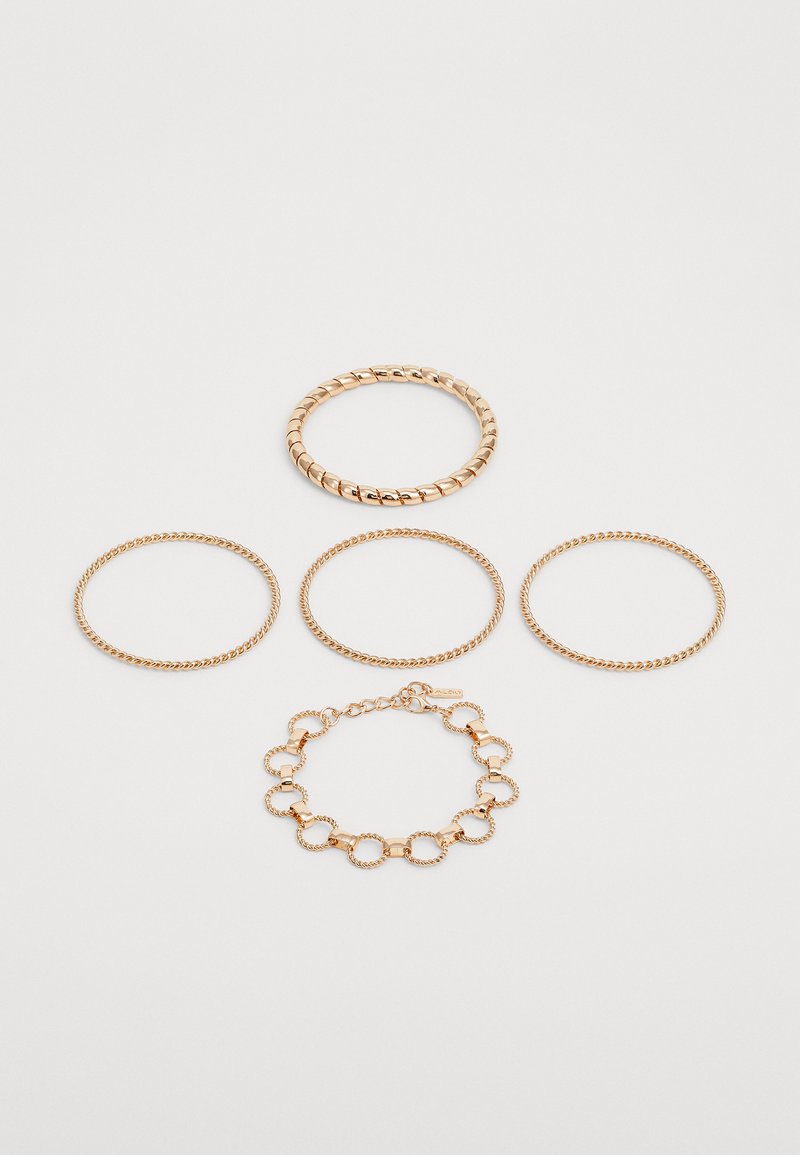 Set mit fünf goldtonierten Armbändern in verschiedenen Designs: ein gedrehtes, drei glatte Bänder und ein Kettengliederstil mit Verschluss.