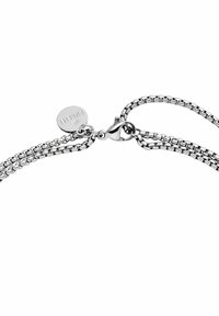 Silberfarbener Kettenarmreif mit verflochtenen Gliedern, ausgestattet mit einem Karabinerverschluss und einem kleinen runden Anhänger, der mit "PURI" graviert ist.