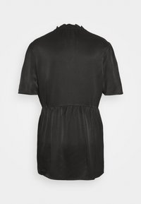 Vestido corto de satén negro con mangas cortas, escote fruncido y cintura elástica, que presenta una textura suave y un diseño fluido con un ajuste relajado.