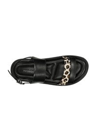 Zwarte sandaal met enkelbandje, gevoerd voetbed en luipaardprint accentband over de voorkant.