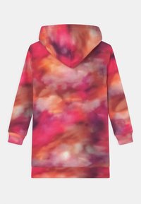 Šaty s dlouhým rukávem a kapucí, zakončené žebrovanými manžetami, s živým tie-dye vzorem v odstínech růžové, oranžové, fialové a červené.