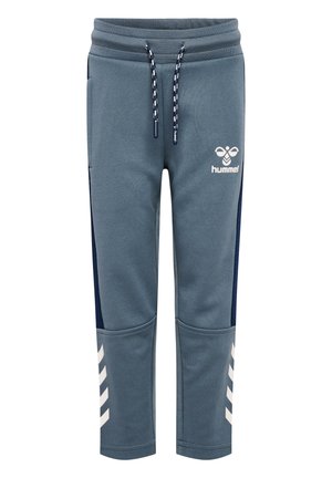 Graue Sporthose mit einem dunkelblauen Seitenstreifen, elastischem Bund, Kordelzug und weißen diagonalen Streifen am Unterschenkel. Hummel-Logo sichtbar.