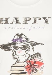 Weißes T-Shirt mit einem Grafikdesign einer Frau in Sonnenbrille und breiter Hutkrempe, mit gestreiften Mustern und Paillettenakzenten. Der Text lautet "HAPPY."