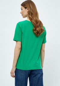 Minus MILETI V-NECK TEE - Paprasti marškinėliai - apple green