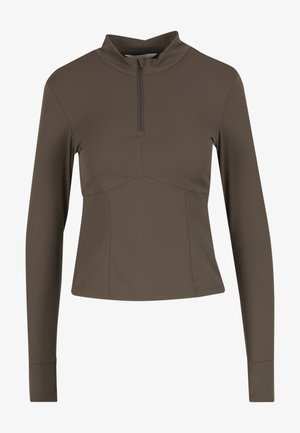 Tricou sportiv cu mânecă lungă, de culoare maronie, cu guler înalt și fermoar parțial, având o siluetă ajustată și un model texturat subtil.