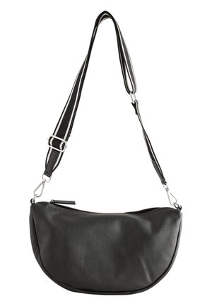 Černá polokruhová kabelka přes rameno s širokým nastavitelným černým popruhem s bílými pruhy a stříbrnými sponami.