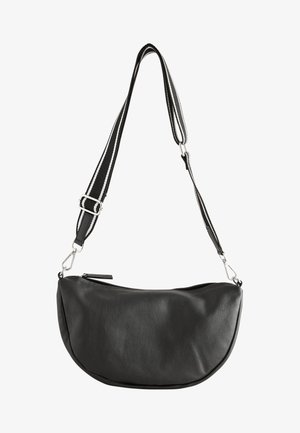 Schwarze, halbmondförmige Schultertasche mit einem breiten, verstellbaren schwarzen Riemen mit weißen Streifen und silbernen Verschlüssen.