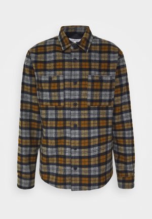 Langärmliges Hemd zum Knöpfen mit braunem, grauem und schwarzem Karomuster, Brusttaschen mit Klappen und einem Kragen auf weißem Hintergrund.