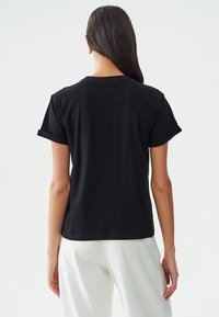 CALLI LOGO  - Trükipildiga T-särk - black  white emb