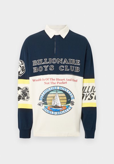 Μπλε-ναυτικό και εκρού ράγκμπι μπλουζάκι με μακριά μανίκια, λευκό κολάρο, κείμενο "Billionaire Boys Club", γραφικά αστροναύτη και έμβλημα αγώνα ιστιοπλοΐας μπροστά.