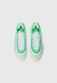 Zapatillas verdes y blancas con parte superior de malla, acentos azules, diseño en capas y suela texturizada. Cuenta con un bucle para facilitar el uso.