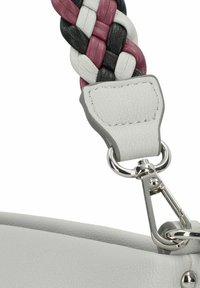 Sangle de sac à main en cuir gris avec un design tressé en rose, noir et blanc. Comprend un clip en métal argenté et des coutures détaillées.