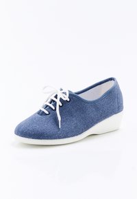 Sneaker in denim blu con suola bassa in gomma bianca, punta rotonda, lacci bianchi e finitura in tessuto testurizzato. Senza embellishments visibili.