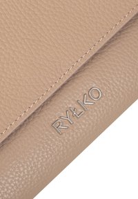 Pochette in pelle beige con texture a ciottoli, caratterizzata dal logo argentato "RYŁKO" e cuciture a contrasto lungo il bordo. Design compatto e rettangolare.