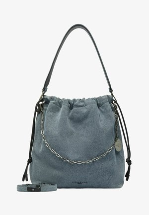 Sac seau en denim gris avec fermeture à cordon, détail chaîne argentée, bandoulière en cuir et sangle crossbody en denim amovible.