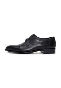 Chaussure de costume en cuir noir avec une finition lisse, lacets, légère couture à l'avant et petit talon carré. Silhouette simple et élégante.