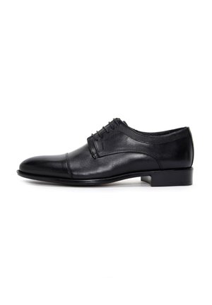 Chaussure de costume en cuir noir avec une finition lisse, lacets, légère couture à l'avant et petit talon carré. Silhouette simple et élégante.