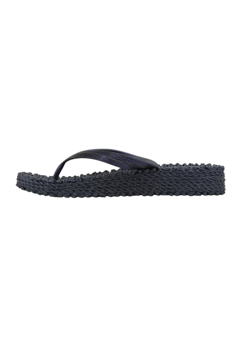 Chanclas navy con suela tejida texturizada, perfil plano y acabado brillante en la correa. Adecuadas para uso casual.