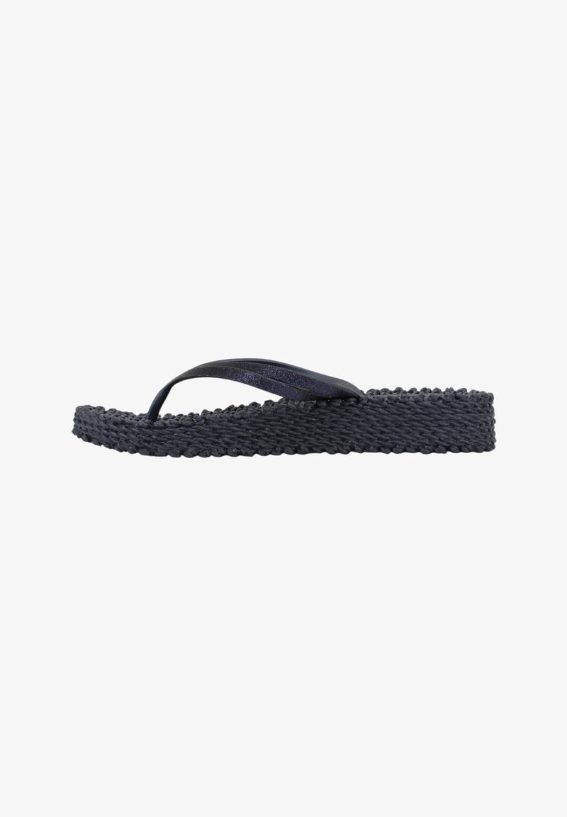 Marineblaue Flip-Flops mit einer strukturierten gewebten Sohle, flachem Profil und schimmerndem Finish am Riemen. Geeignet für die Freizeit.