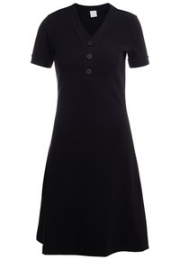 Černé pletené šaty s výstřihem do V, krátkými rukávy a rozšířenou sukní. Obsahují tři velké knoflíky vpředu pro zapínání.