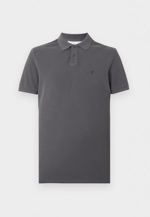Σκούρο γκρι polo με κοντά μανίκια, με δύο κουμπιά και διακριτικό κεντημένο λογότυπο αριστερά στο στήθος, πάνω σε λευκό φόντο.