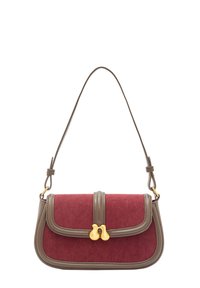 Červená sametová kabelka s béžovým koženým lemem, zlatým zapínáním a jedním nastavitelým popruhem. Zakřivený tvar s klopou.