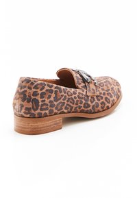 Shoes flat con stampa leopardo, con una tomaia testurizzata, punta rotonda e una fibbia decorativa. Il tacco basso in legno offre stabilità e comfort.