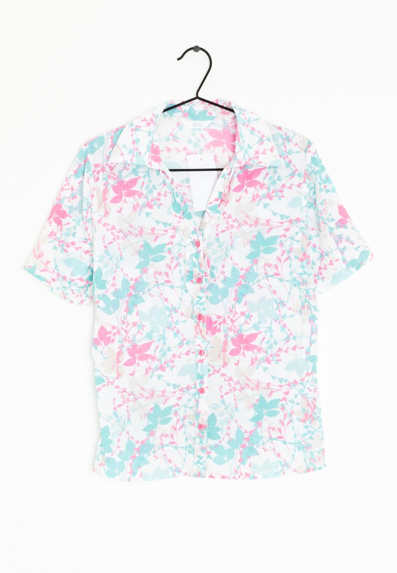 Camisa de manga corta, abotonada, en una tela ligera, con un patrón floral en rosa y turquesa sobre un fondo blanco.