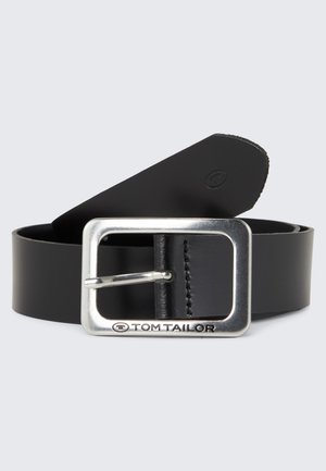 Czarny skórzany pasek z prostokątną metalową klamrą w kolorze srebrnym. Posiada detale w postaci przeszyć w pobliżu klamry. Logo wytłoczone na końcu paska.