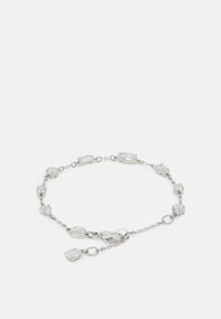 Bracciale in argento con pietre preziose trasparenti tagliate in modo misto e anelli esagonali. Il design include un ciondolo a forma di pietra preziosa pendente.
