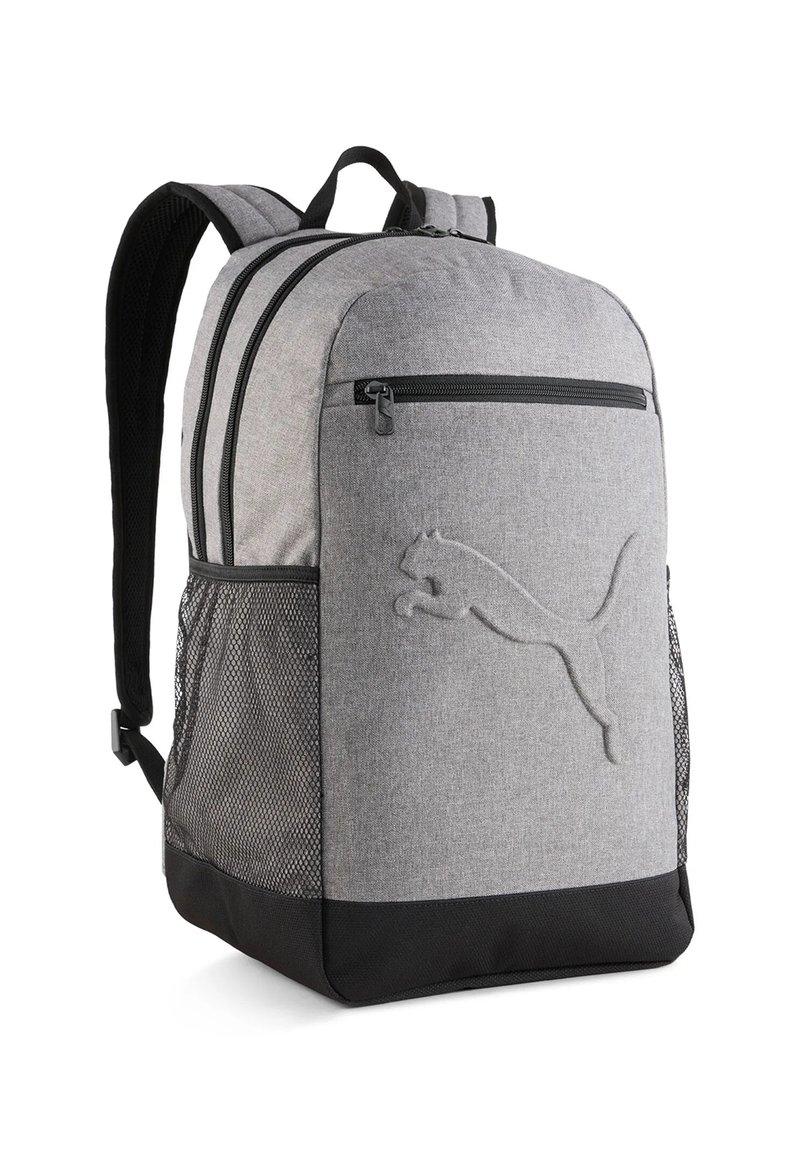 Zaino in tessuto grigio con fondo nero, tasca laterale in rete, doppia cerniera e logo Puma in rilievo sul davanti. Spallacci imbottiti e regolabili.