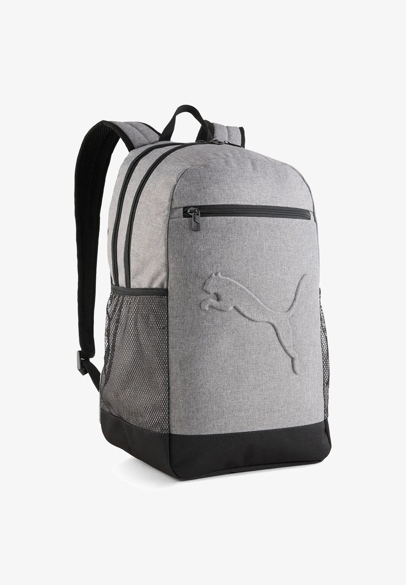 Zaino in tessuto grigio con fondo nero, tasca laterale in rete, doppia cerniera e logo Puma in rilievo sul davanti. Spallacci imbottiti e regolabili.