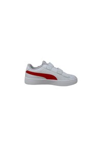 Zapatilla blanca con acentos rojos, que presenta una parte superior sintética suave, correas de velcro y una suela de goma. Diseño clásico de perfil bajo.